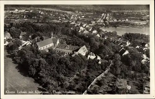 Ak Kloster Lehnin in der Mark, Blick auf den Ort, Fliegeraufnahme, Klostersee