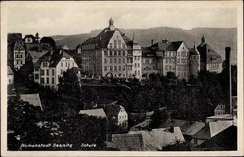 Ak Sebnitz Sächsische Schweiz Osterzgebirge, die Blumenstadt mit Schulgebäude