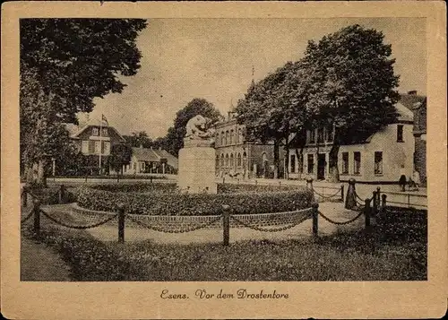 Ak Esens Niedersachsen, Vor dem Drostentore, Denkmal, Wiese