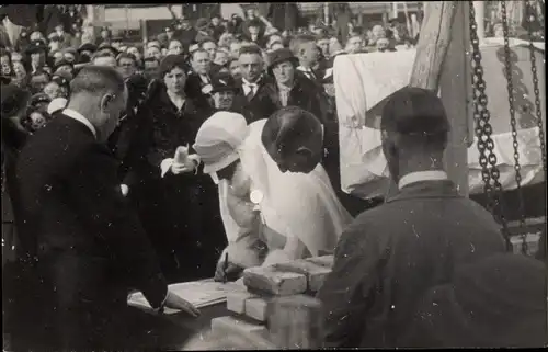 Foto Ak Adel Niederlande, Juliana der Niederlande?, Zuschauer, 1935