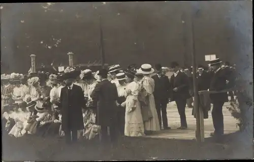 Foto Ak 8 Juni 1909, Adel Niederlande, Männer und Frauen