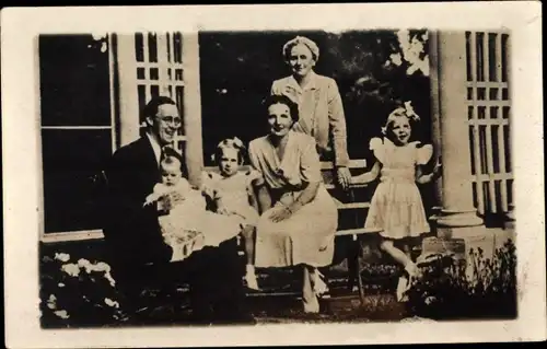 Foto Ak Juliana der Niederlande, Prinz Bernhard, Prinzessinnen Beatrix, Irene, Margriet