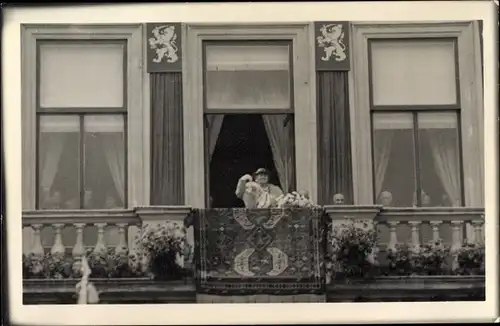 Foto Ak Königin Wilhelmina der Niederlande auf einem Balkon 1945