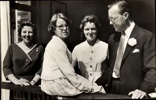 Ak Bernhard zur Lippe-Biesterfeld, Prinzessinnen Beatrix, Irene, Marijke, 1958