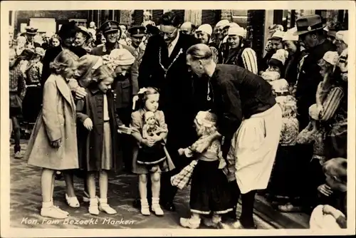 Ak Marken Nordholland Niederlande, Besuch der Königsfamilie, Königin Juliana mit Töchtern, 1948