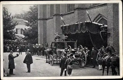 Ak Adel Niederlande, Kutsche vor der Kirche