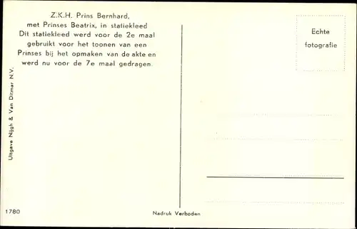 Ak Prinz Bernhard der Niederlande mit Tochter Beatrix in den Händen