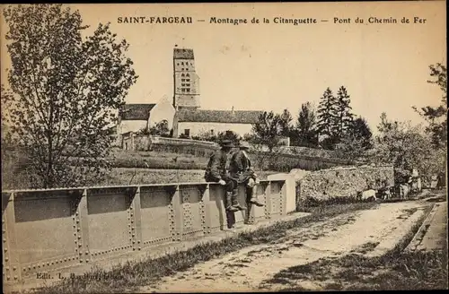 Ak Saint Fargeau Yonne, Pont du Chemin de Fer, Montagne de la Citanguette