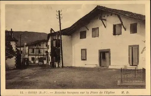 Ak Ossès Pyrénées Atlantiques, Maisons basques sur la Place de l'Eglise