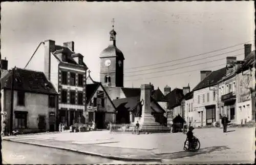 Ak Montmarault Allier, Place d'Armes, Monument aux Morts