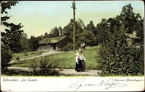 Ak Skansen Stockholm Schweden, Morastugan, Frauen in Tracht, Dorfpartie