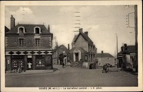 Ak Denée Maine et Loire, Le carrefour central