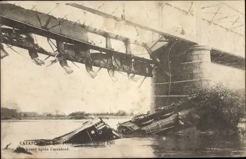 Ak Les Ponts de Cé Maine et Loire, Catastrophe, Eisenbahn-Unfall, 1907