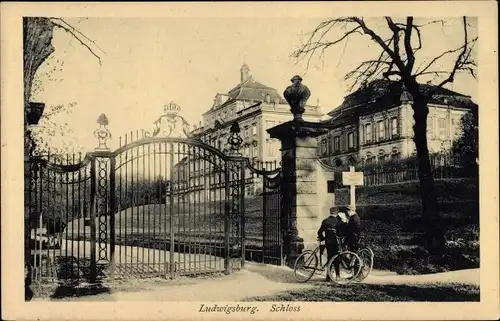 Ak Ludwigsburg, Schloss, Fahrräder