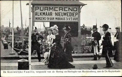 Ak De Koninklijke Familie, vergezeld van de Hertog van Mecklenburg, aan de De Ruyterkade
