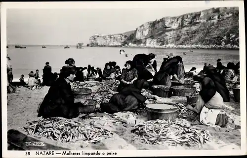 Ak Nazaré Portugal, Mulheres limpando o peixe