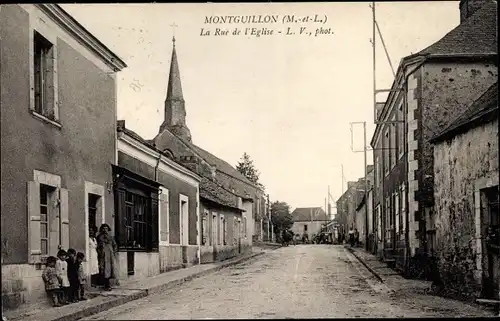 Ak Montguillon Maine et Loire, La Rue de l'Eglise