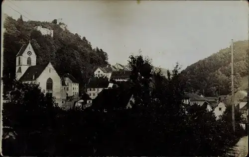 Foto Ak Ferrette Haut Rhin, Ansicht vom Ort mit Kirche