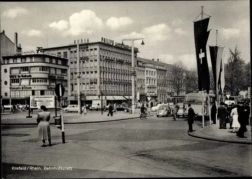 Ak Krefeld am Niederrhein, Bahnhofsplatz, Passanten