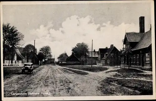 Ak Langenhorn in Nordfriesland, Straßenpartie im Ort, Wohnhäuser, Auto