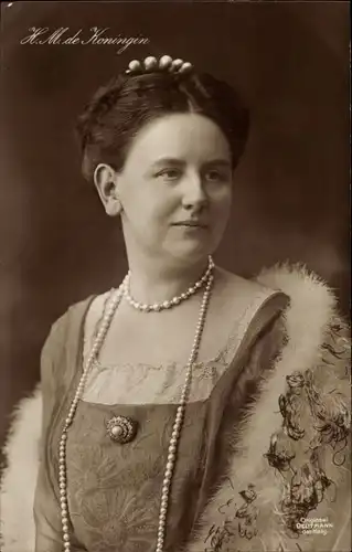 Ak Königin Wilhelmina der Niederlande mit Perlenkette