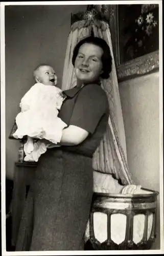 Ak Prinzessin Juliana der Niederlande mit Prinzessin Beatrix, Wiege, Aufnahme Prinz Bernhard 1938