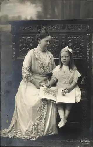 Ak Königin Wilhelmina der Niederlande mit Prinzessin Juliana, Buch lesend