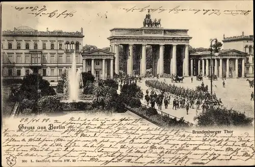 Ak Berlin Mitte, Brandenburger Tor, Soldatenkompanie