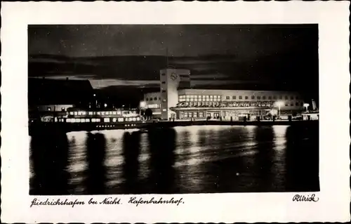 Ak Friedrichshafen am Bodensee, Hafenbahnhof bei Nacht, Wasserseite