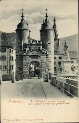 Ak Heidelberg, Brückentor und das Denkmal Karl Theodors auf der alten Neckarbrücke
