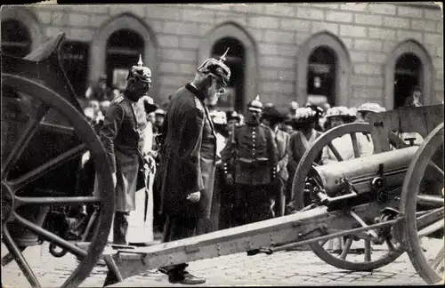 Ak München Bayern, König Ludwig III besichtigt erbeutete französische Geschüzte, I WK