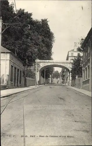 Ak Pau Pyrénées-Atlantiques, Pont du Chateau, Une Rue