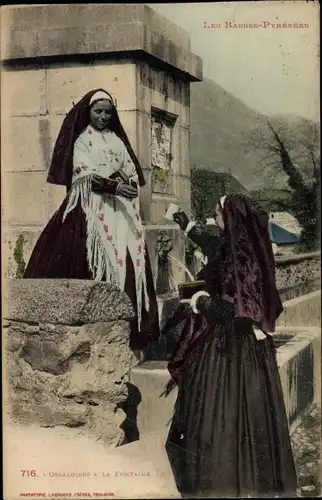 Ak Pyrénées Atlantiques, Frauen in Tracht, Ossaloises a la Fontaine, Wasserquelle