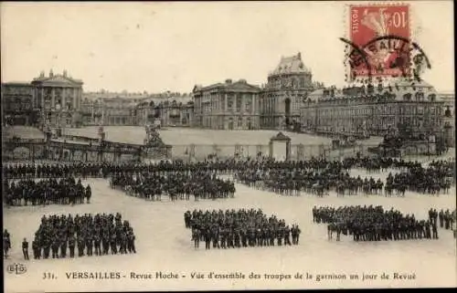 Ak Versailles Yvelines, Revue Hoche, Vue d'ensemble des troupes de la garnison un jour de Revue