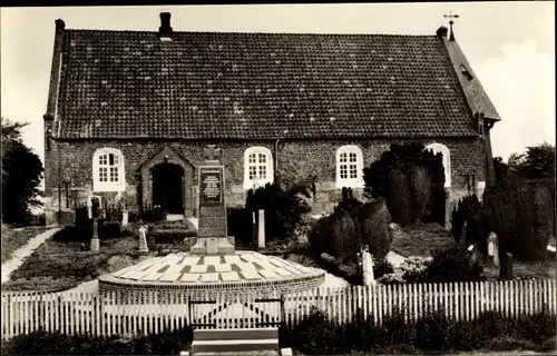 Ak Ockholm in Nordfriesland, Die Kirche und Kriegerehrung, Denkmal, Friedhof