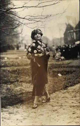 Foto Ak Juliana der Niederlande, Portrait mit Blumen, 1925