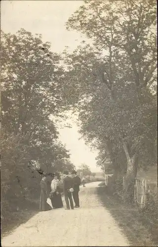 Foto Ak Yonne Frankreich, Unre Rue, Bäume, Spaziergang