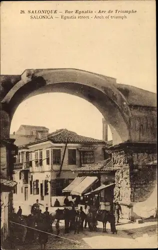 Ak Thessaloniki Griechenland, Egnatiastraße mit Triumphbogen, Anwohner