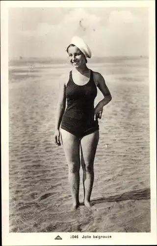 Ak Jolie baigneuse, Frau im Badeanzug am Strand