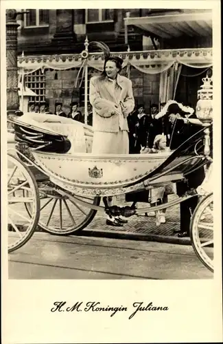 Ak Königin Juliana der Niederlande in einer Kutsche, Pelzmantel, Portrait, 1948
