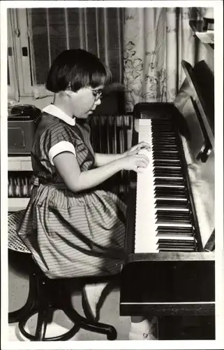 Ak Prinzessin Marijke der Niederlande, Portrait am Klavier, 1955
