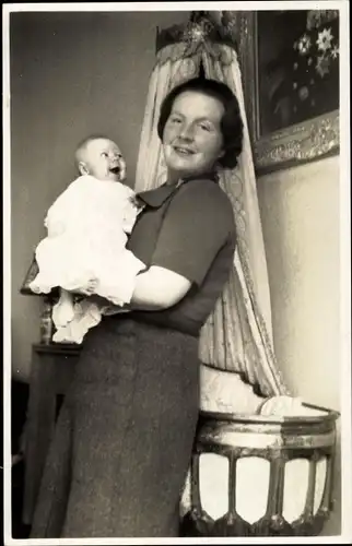 Ak Prinzessin Juliana der Niederlande mit Prinzessin Beatrix, Wiege, Aufnahme Prinz Bernhard