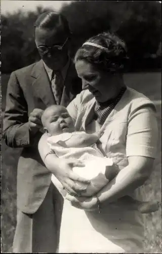 Foto Ak Juliana der Niederlande, Bernhard zur Lippe Biesterfeld, Beatrix als Baby, Portrait