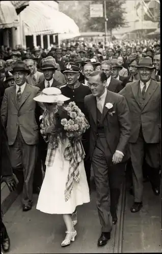 Foto Ak Bernhard zur Lippe-Biesterfeld, Juliana der Niederlande, Männer