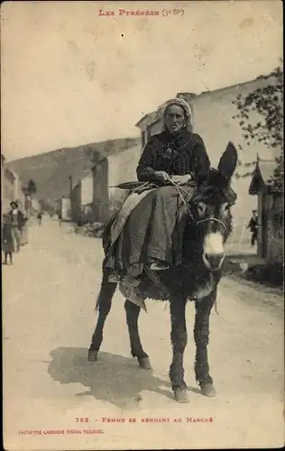 Ak Pyrénées Atlantiques, Frau auf Esel reitend, Auf dem Weg zum Markt