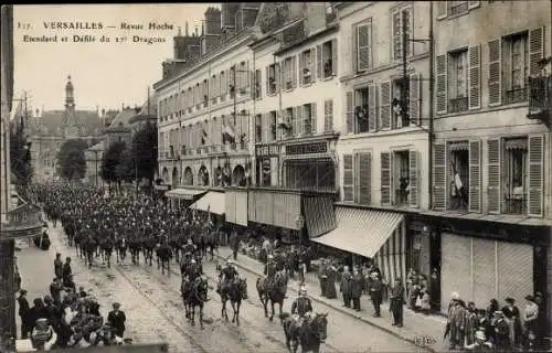 Ak Versailles Yvelines, Revue Hoche, Etendard et Defile du 17e Dragons