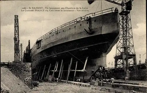 Ak Saint Nazaire Loire Atlantique, Französisches Kriegsschiff, France, Cuirasse, avant le lancement