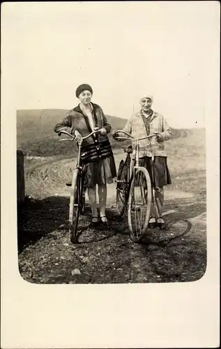Foto Ak Zwei junge Frauen mit Fahrrädern