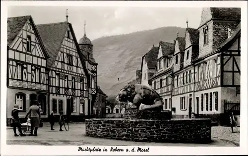 Ak Kobern Mosel, Tazzelwurm Weinbrunnen, Marktplatz