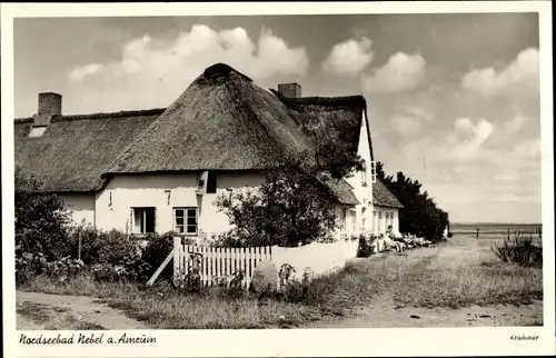 Ak Nebel auf der Insel Amrum Nordfriesland, Haus mit Garten, Reetdach